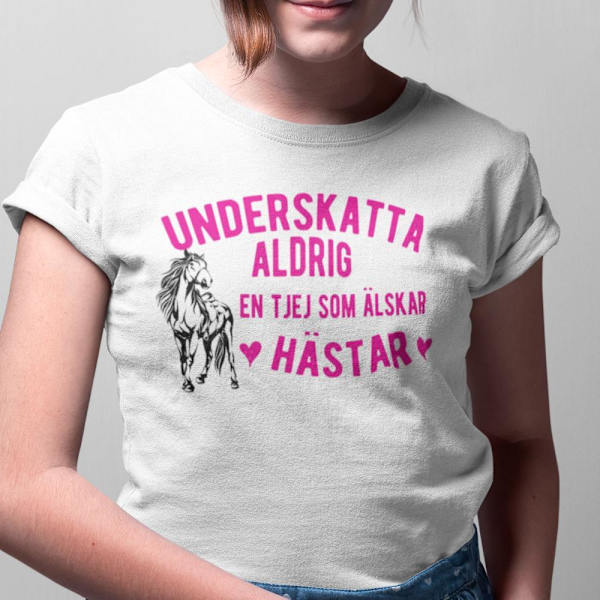 Underskatta aldrig en tjej som älskar hästar T-shirt vit 140cl 9-11år