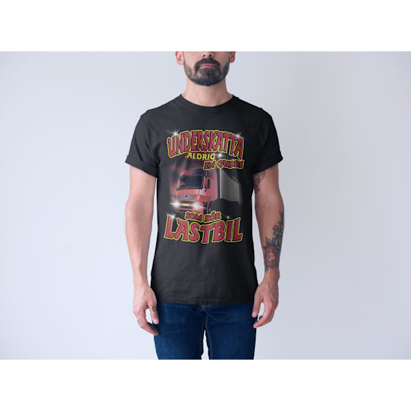 Underskatta aldrig en gubbe som kör lastbil T-shirt svart A3 S