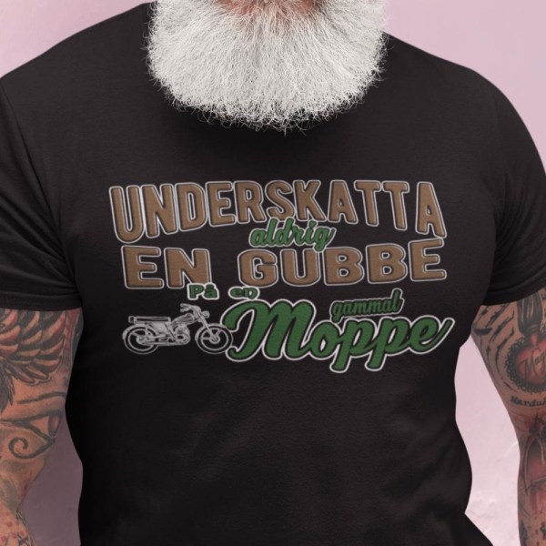 Underskatta aldrig en gubbe på en gammal moppe - svart t-shirt XL