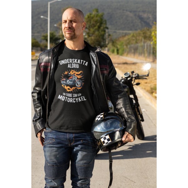 Underskatta aldrig gubbe som kör motorcykel T-shirt svart Eld M