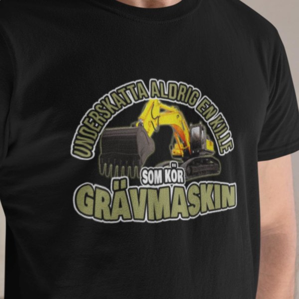 Svart - T-shirt  Underskatta aldrig en kille som kör grävmaskin Black S
