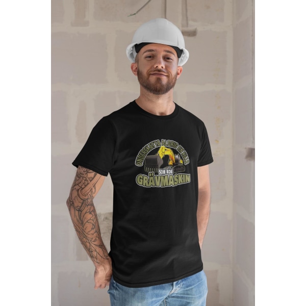Svart - T-shirt  Underskatta aldrig en kille som kör grävmaskin Black XXL