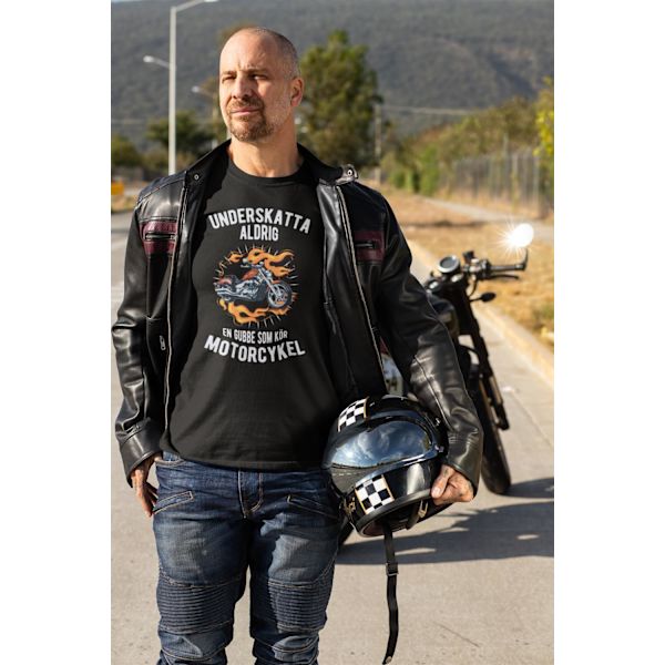 Underskatta aldrig gubbe som kör motorcykel T-shirt svart Eld L