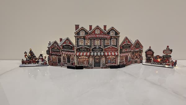 Santa’s Workshop julby – LED-förberedd tomteverkstad, upp till 72 cm