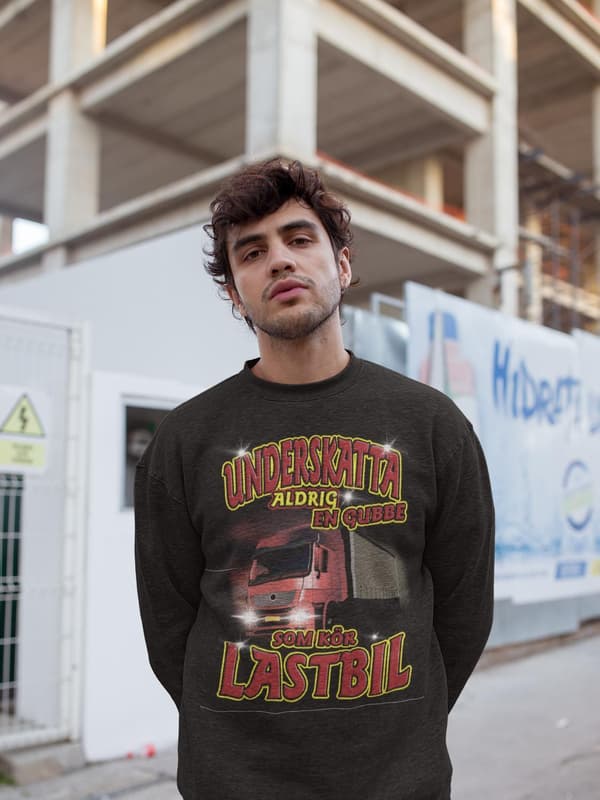 Lastbil Sweatshirt - Underskatta aldrig en gubbe Sweatshirt XXL