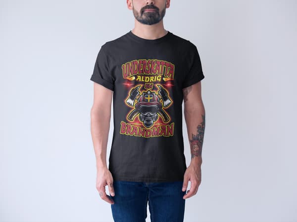 Underskatta aldrig en brandman T-shirt svart eld design S