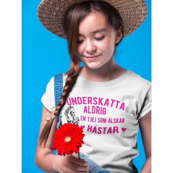 Underskatta aldrig en tjej som älskar hästar T-shirt vit 116cl 5--6år