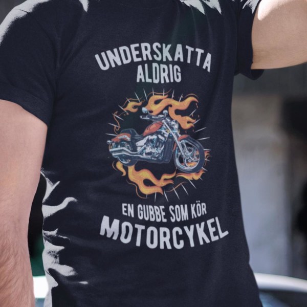 Underskatta aldrig gubbe som kör motorcykel T-shirt svart Eld XXXL