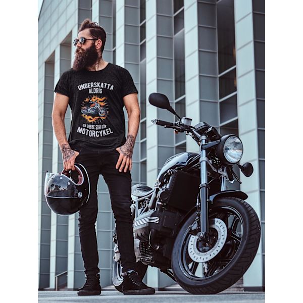 Underskatta aldrig gubbe som kör motorcykel T-shirt svart Eld M