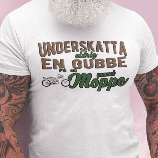 Underskatta aldrig en gubbe på en gammal moppe - vit t-shirt M