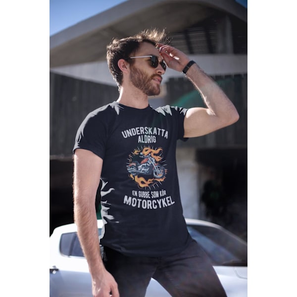 Underskatta aldrig gubbe som kör motorcykel T-shirt svart Eld XXL