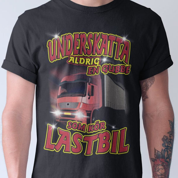 Underskatta aldrig en gubbe som kör lastbil T-shirt svart A3 L