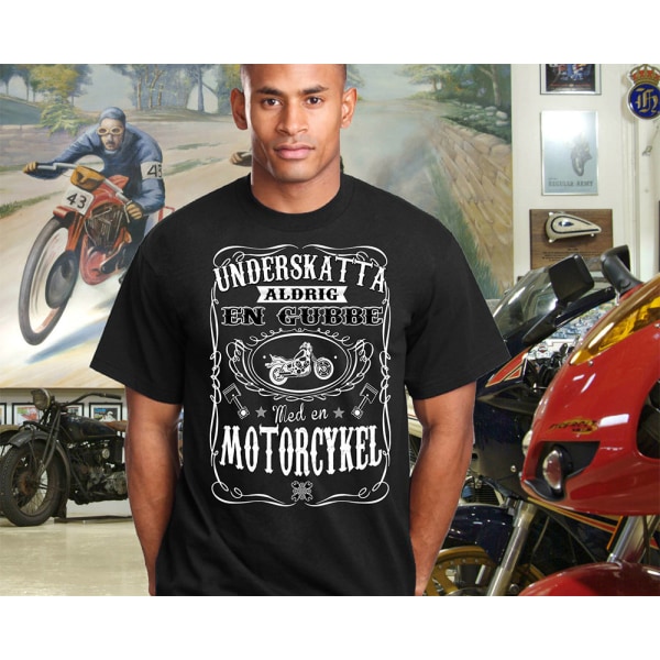 Motorcykel T-shirt - Underskatta aldrig en gubbe med.. S