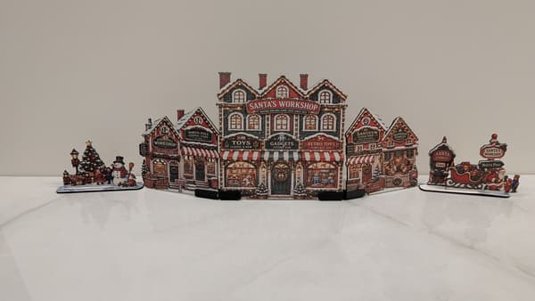 Santa’s Workshop julby – LED-förberedd tomteverkstad, upp till 72 cm