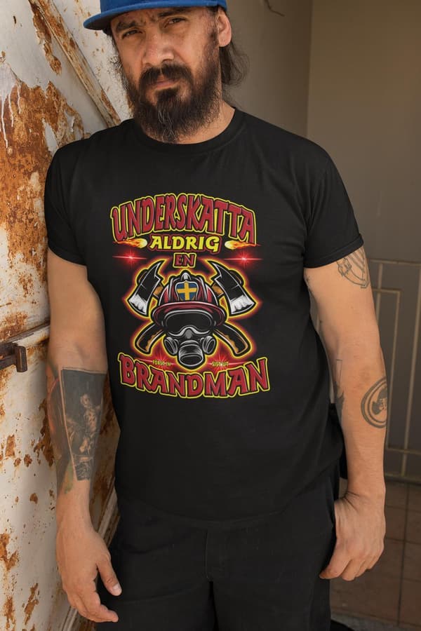 Underskatta aldrig en brandman T-shirt svart eld design L