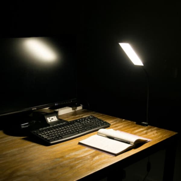 LED-pöytälamppu Pöytävalaisin Clip Table -työvalolla