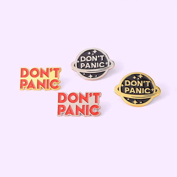 4 stk Don't Panic Brosjer Emaljepinner 02 02 02