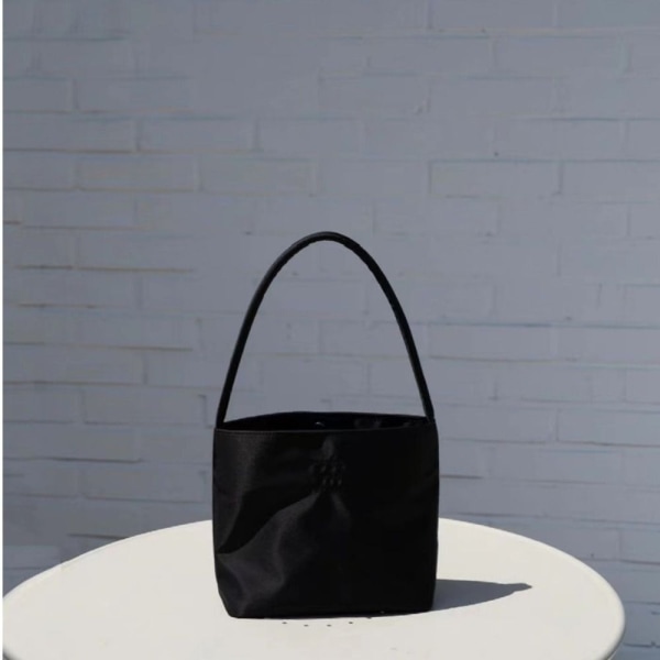 Axelväska Bucket Bag SVART black