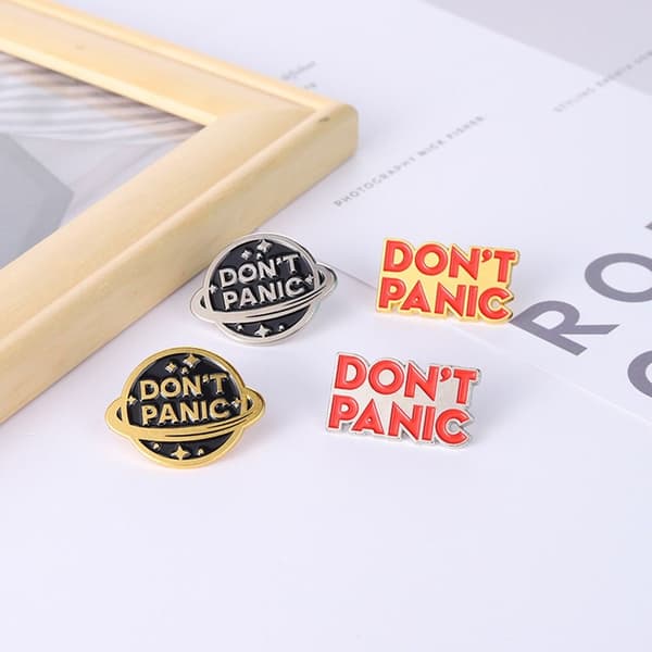 4 st \"Don't Panic\"-broscher emaljnålar 02 02 02
