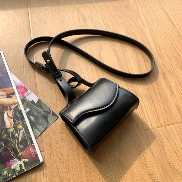 Yksi olkalaukku Crossbody Bag MUSTA black