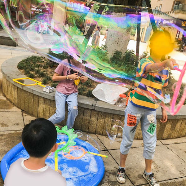 Bubbelmaskin som blåser bubbelverktyg C C C