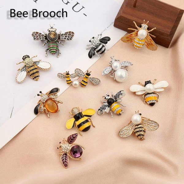 3 stk Pearl Bee Corsage Krystallbrosje B B B