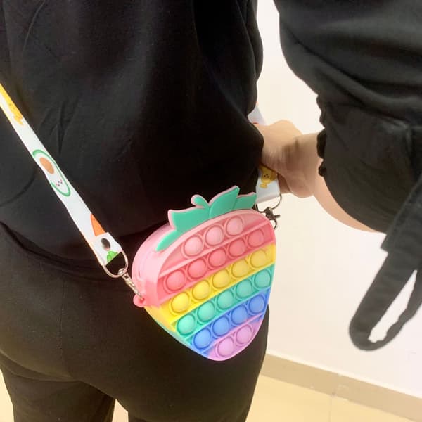 Axelväska Fidget Toy Rainbow Cupcake