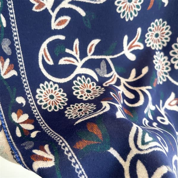Blommor Scarf Varma halsdukar C C C