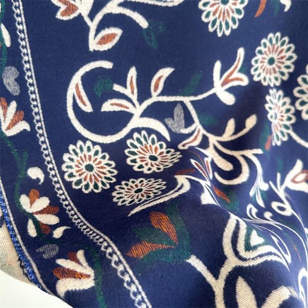 Blommor Scarf Varma halsdukar E E E