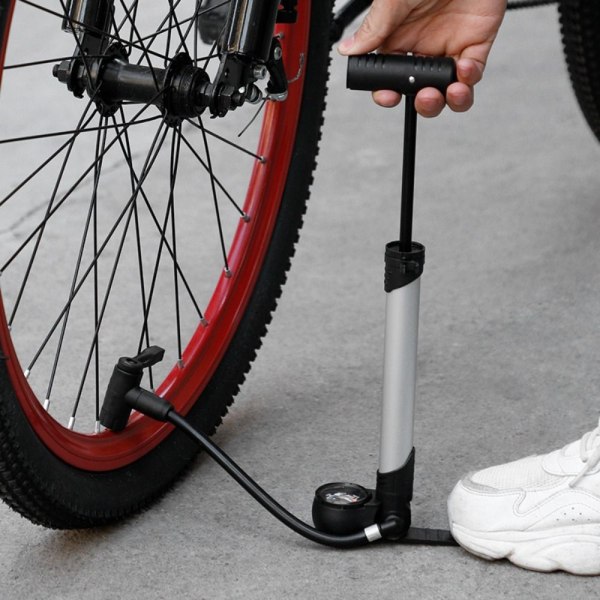 Cykelluftpumpe med håndtag og måler SØLV silver