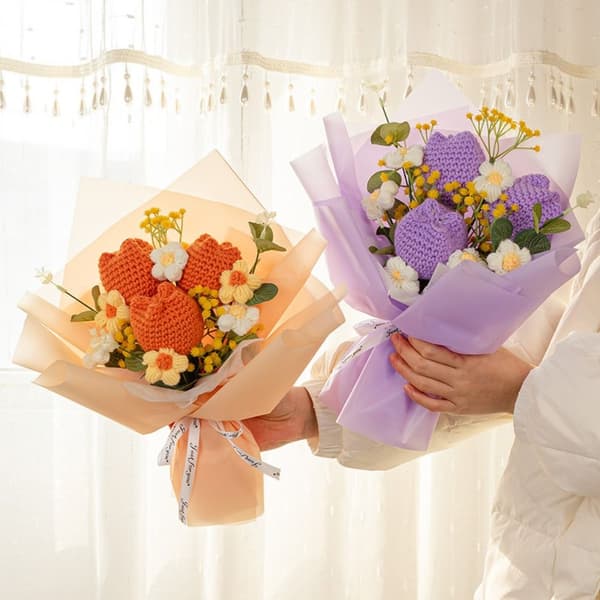 Stickad blomstergarnbukett BLÅ blue