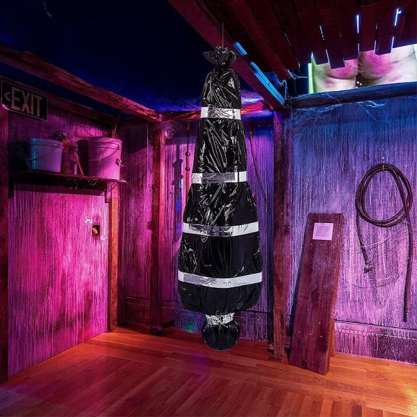 Skrämmande falska lik i väska Halloween dekorationer black