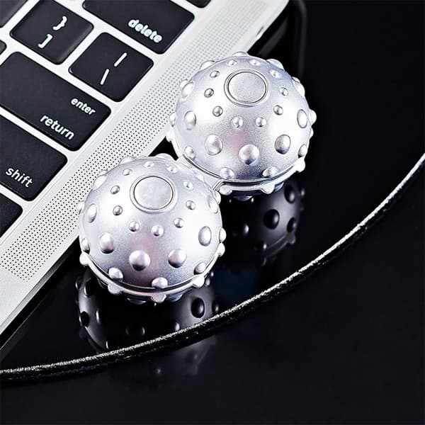 Integrert massasjeball 3D Gravity reddik fingertupp leketøy Silver-2Ball
