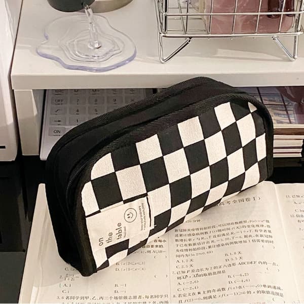 Case Penaalilaatikko MUSTA Black