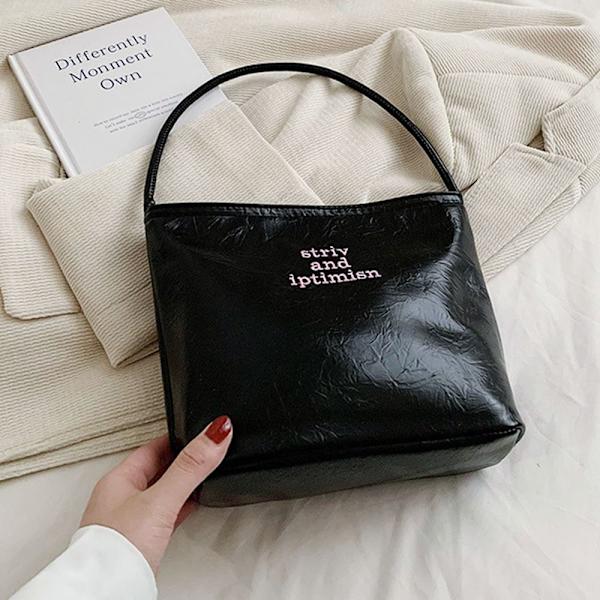 Silver Bucket Bag Kainalolaukku MUSTA KIRJAIN black letter-letter
