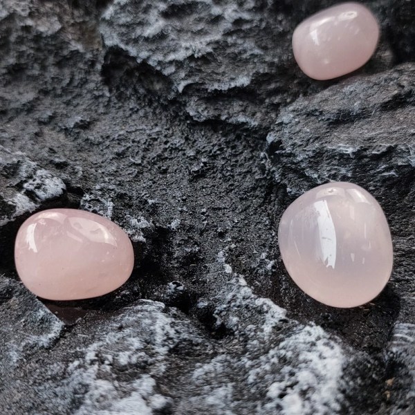 8 kpl vaaleanpunainen set parantavia kiviä mineraalinäyte