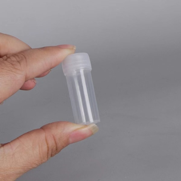 50 st prov på små flaskor Plastflaskor med lock förvaring av flaskor