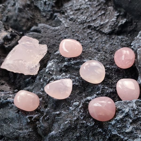 8 kpl vaaleanpunainen set parantavia kiviä mineraalinäyte