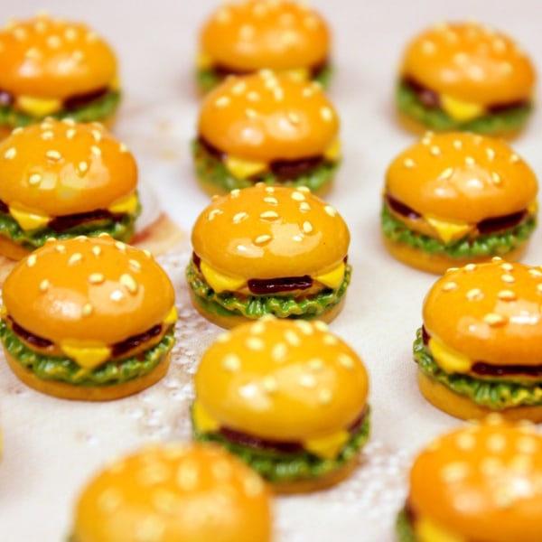 20 Stk Resin Hamburger Hamburger Charms MED HULFIRKANT MED With hole square