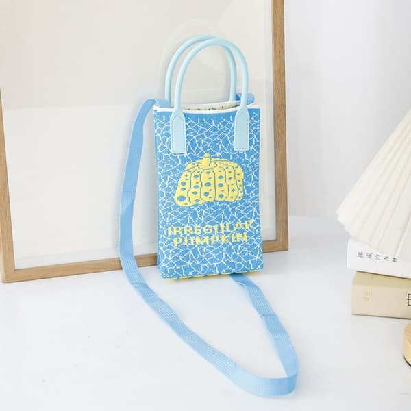 Stickad handväska Knot handledsväska BLÅ blue