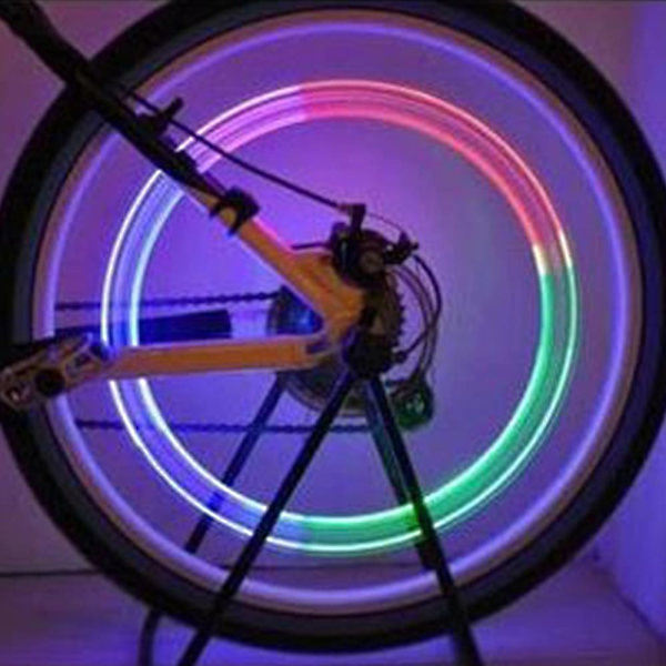4 kpl Pyörän pinnat Valot LED-valot Rengasventtiilin cap