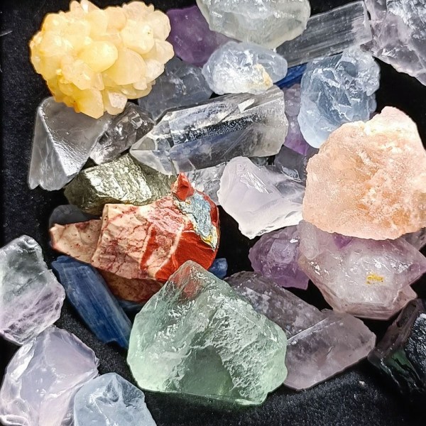 1 boks blandede farge mineralprøver Naturlig krystall rå edelstener