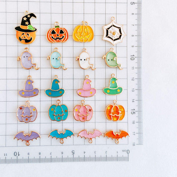 34 kpl Halloween-riipuksia Tee-se-itse -korujen teko