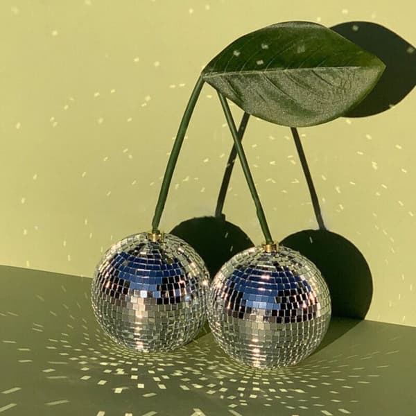 Cherry Disco Ball -kotikoriste HOPEAA&PUNAINEN silver&red
