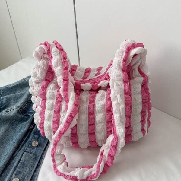 Quiltad veckade molnväskor Crossboby axelväska ROSA pink