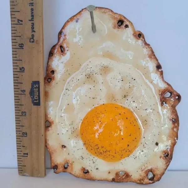 Stekt egg henger på en spiker Stekt egg Skulptur Ornament Stekt