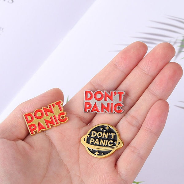 4 stk Don't Panic Brosjer Emaljepinner 01 01 01