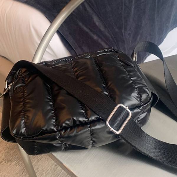 Axelväskor Crossbody dunväska SVART black