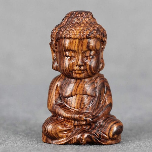Liten Buddha-statue i tre, håndlaget og utskåret, stående Buddha