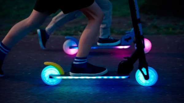 Sammenklappelig tohjulet løbehjul til børn, justerbar, Lumiride LED 7 farver, 20 programmer, sort Sort